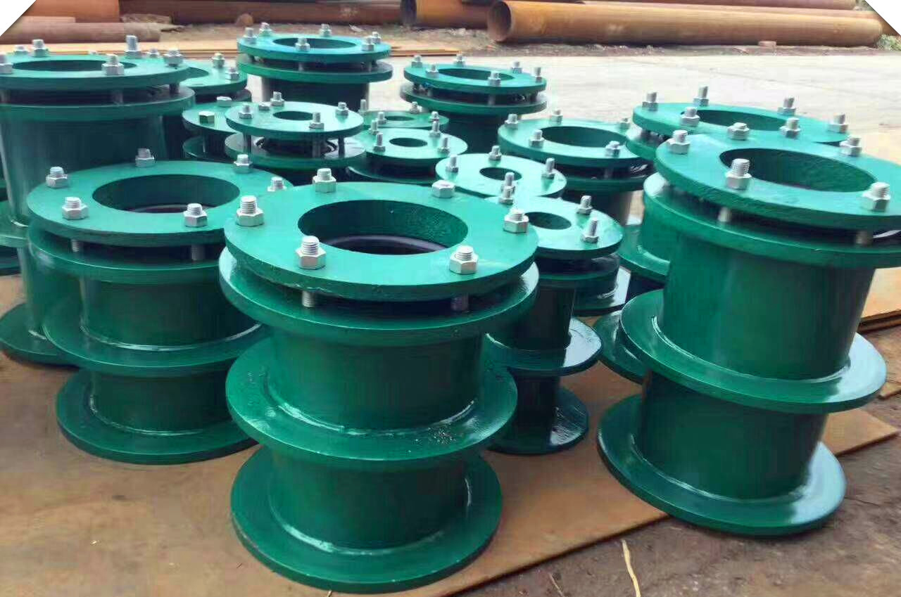 在穿越人防楼板、人防墙体及人防扩散室处的管道及测压管应随结构